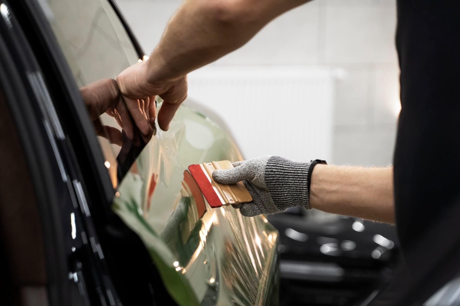 Professionelle Fahrzeugfolierung – Handarbeit